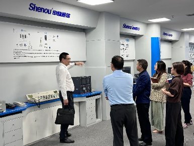 <b>热烈欢迎区经信局徐晓斌局长一行莅临申瓯</b>